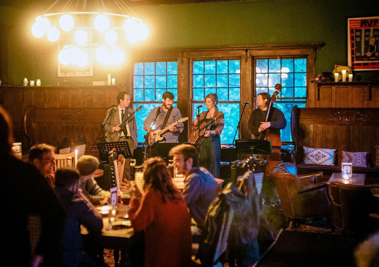 Apple Tree Inn Ленокс Екстер'єр фото